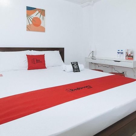 Отель Reddoorz Near Ust Sampaloc Манила Экстерьер фото