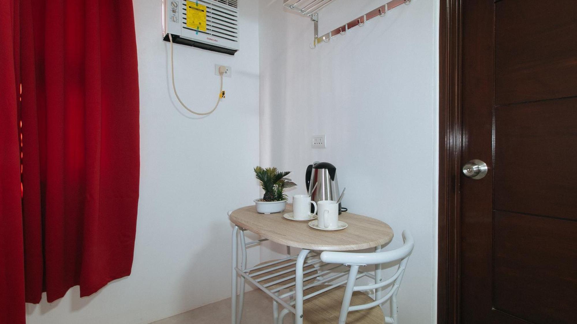 Отель Reddoorz Near Ust Sampaloc Манила Экстерьер фото