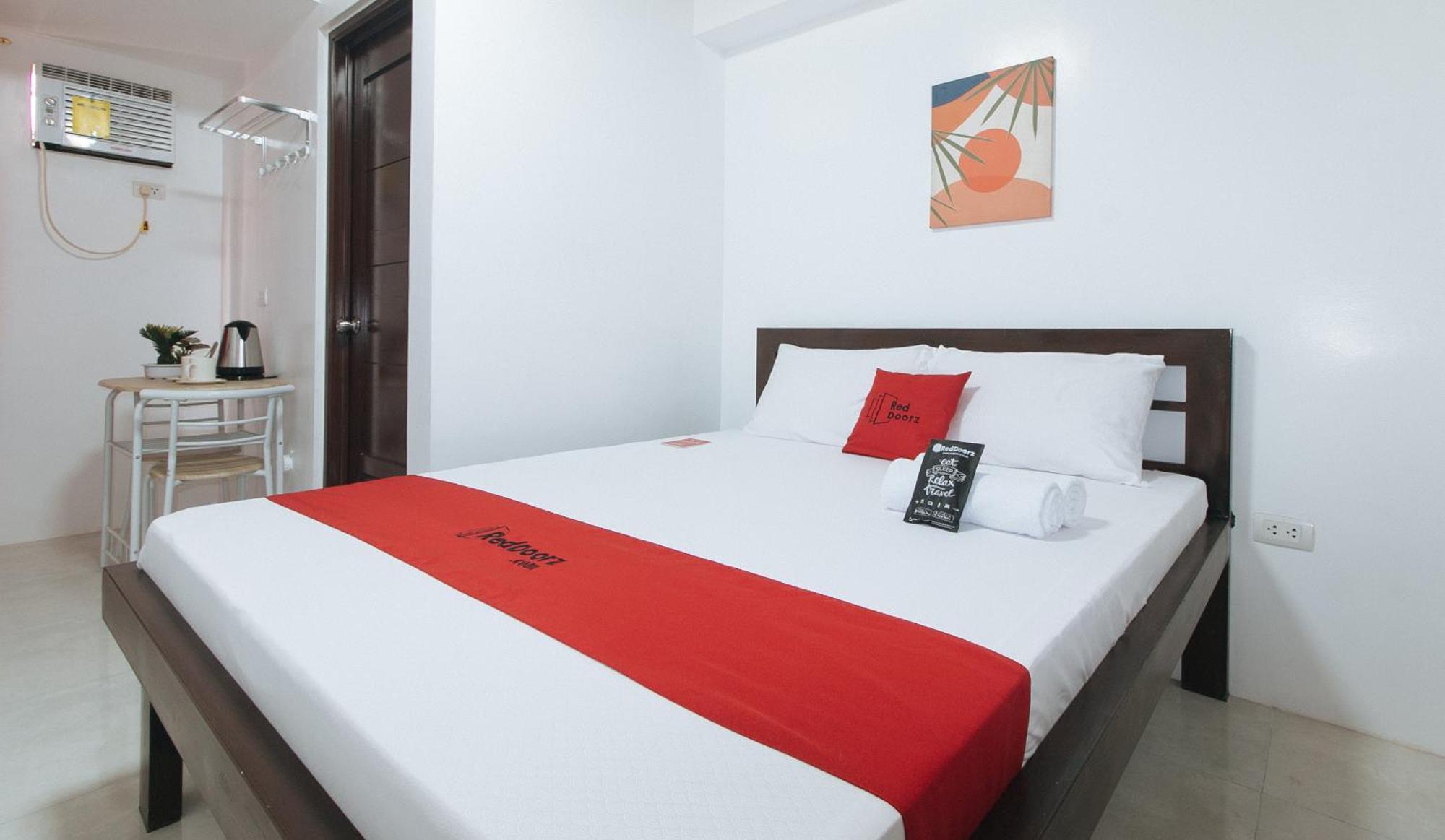 Отель Reddoorz Near Ust Sampaloc Манила Экстерьер фото