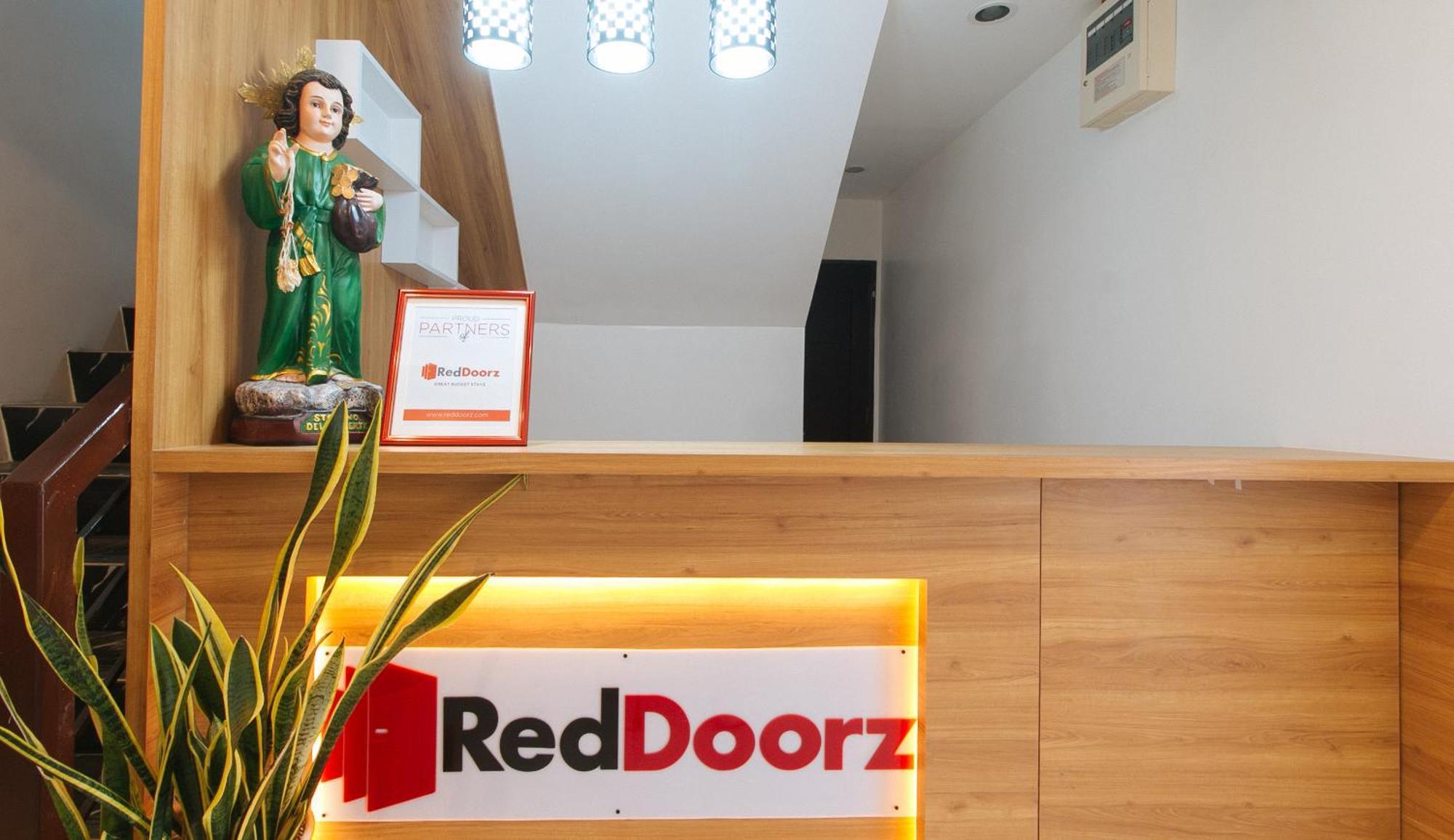 Отель Reddoorz Near Ust Sampaloc Манила Экстерьер фото